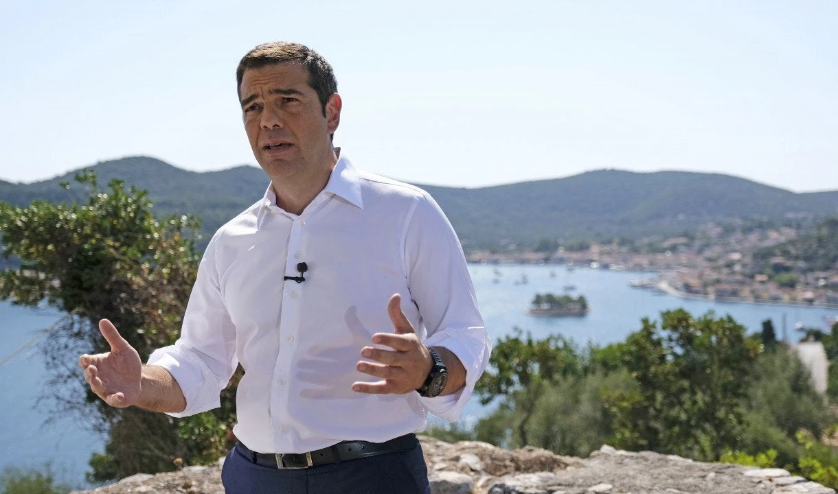 O Tσίπρας «κρύφτηκε» από τους πολίτες: Από… χωράφι το διάγγελμα του Πρωθυπουργού – Ανεπιθύμητος! – Οι καμπάνες χτυπούσαν πένθιμα στην Ιθάκη